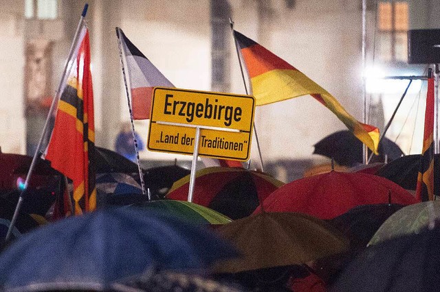 &#8222;Erzgebirge &#8211; Land der Tra...em Schild, das ein Pegida-Sympathisant  | Foto: dpa