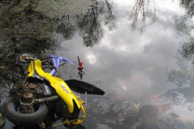 Weingarten: Rollerdiebe verschmutzen Teich