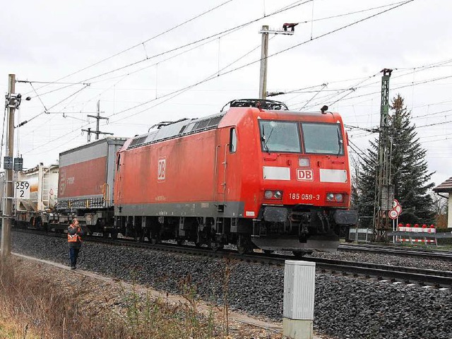 Nrdlich des Haltinger Bahnhofs steht ...inem Oberleitungsschaden gekommen ist.  | Foto: Herbert Frey