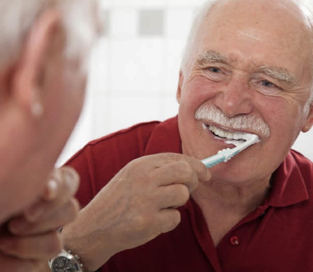 Im Alter bentigen die Zhne mehr Pflege.   | Foto: pro dente