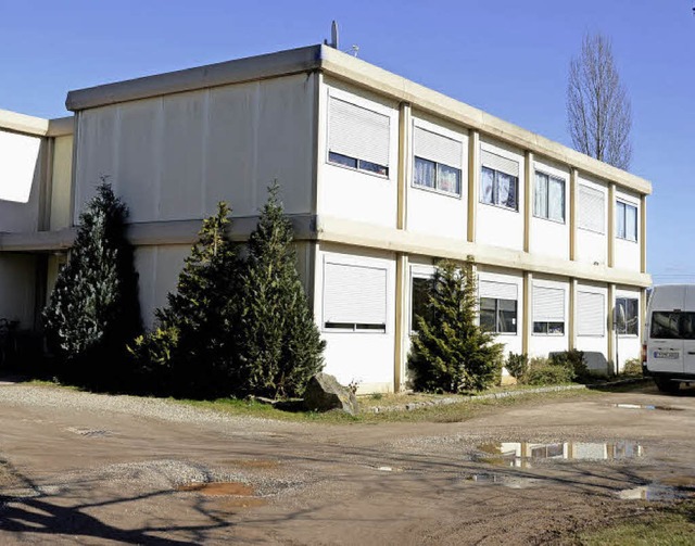 In der Nachbarschaft der Containeranla...gel einen Neubau fr Soziales Wohnen.   | Foto: Roland Vitt