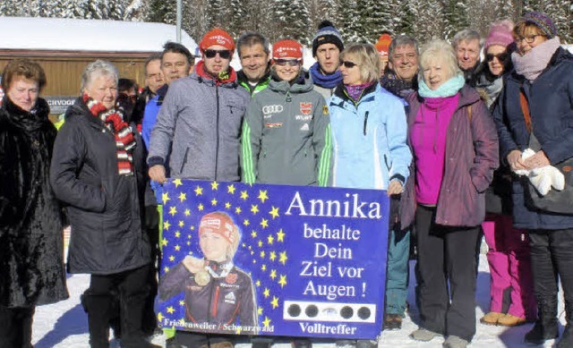Annika Knoll (Mitte) inmitten ihrer Familie und  ihrer Fans.   | Foto: UMS