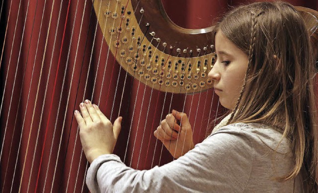 Mit dabei beim Konzert:  Magdalena Laifer an der Harfe.   | Foto: Heidi Fssel