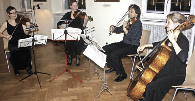 Christine Busch und Lisa Immer (Violin...ersaal Quartette von Haydn und Mozart.  | Foto: Hildegard Karig