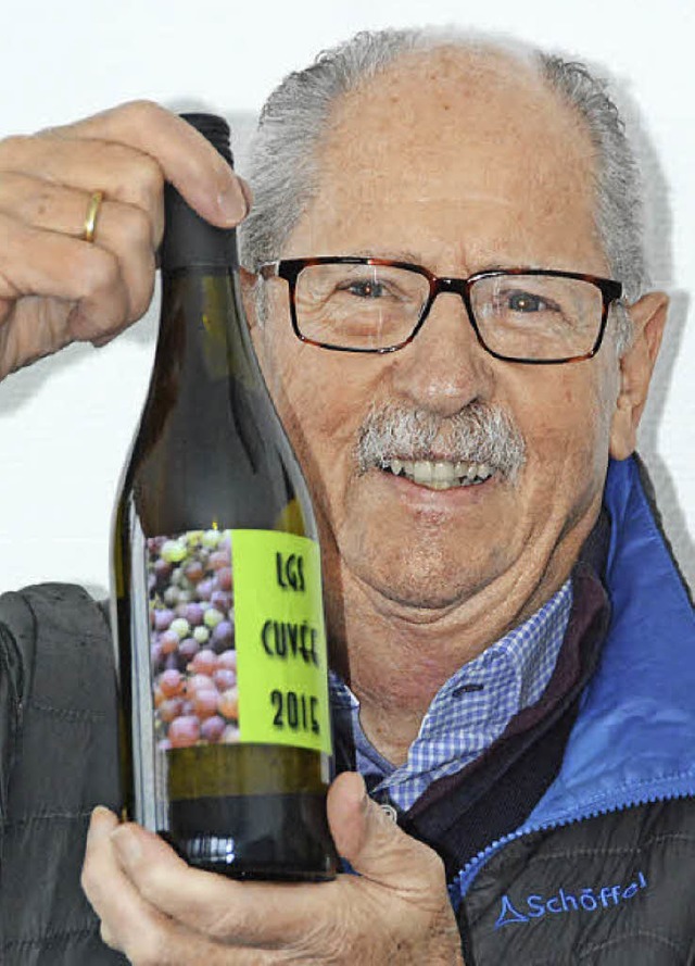 Manfred Spitz mit einer Flasche der LGS-Cuve 2015.   | Foto: Lauber