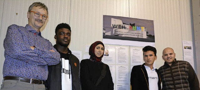 Das Team vor der ersten Wandzeitung (v...li Sarvari und Abdul Aziz Takhtarunji   | Foto: Lauber