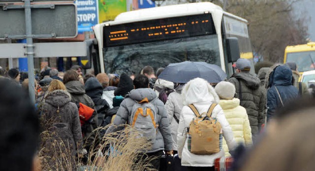 Ansturm auf den Ersatzbus: Viele Bahnr... mussten sich in Weil in Geduld ben.   | Foto: Lauber