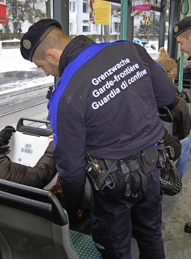Ein waches Auge haben die Beamten der Grenzwache auf Waren  in der  Tram.   | Foto: Grenzwache Basel