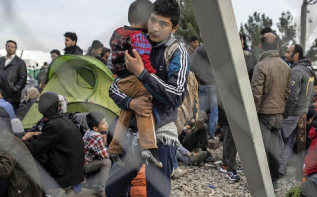 Ein junger Mann aus Afghanistan wartet...isch-mazedonische Grenze zu passieren.  | Foto: AFP