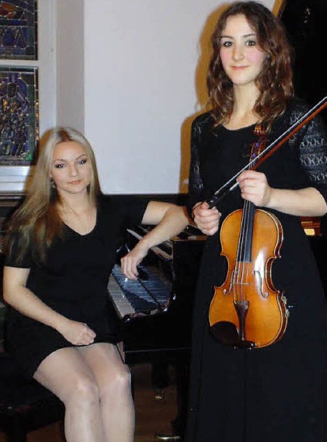 Clara Bourdeix (Violine) und Mariia Iu... traten am Sonntag im Brgersaal auf.   | Foto: Gottstein