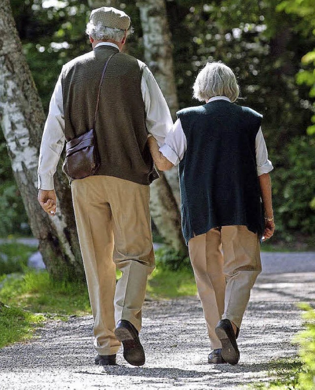Ein lteres Paar beim Spaziergang  | Foto: dpa