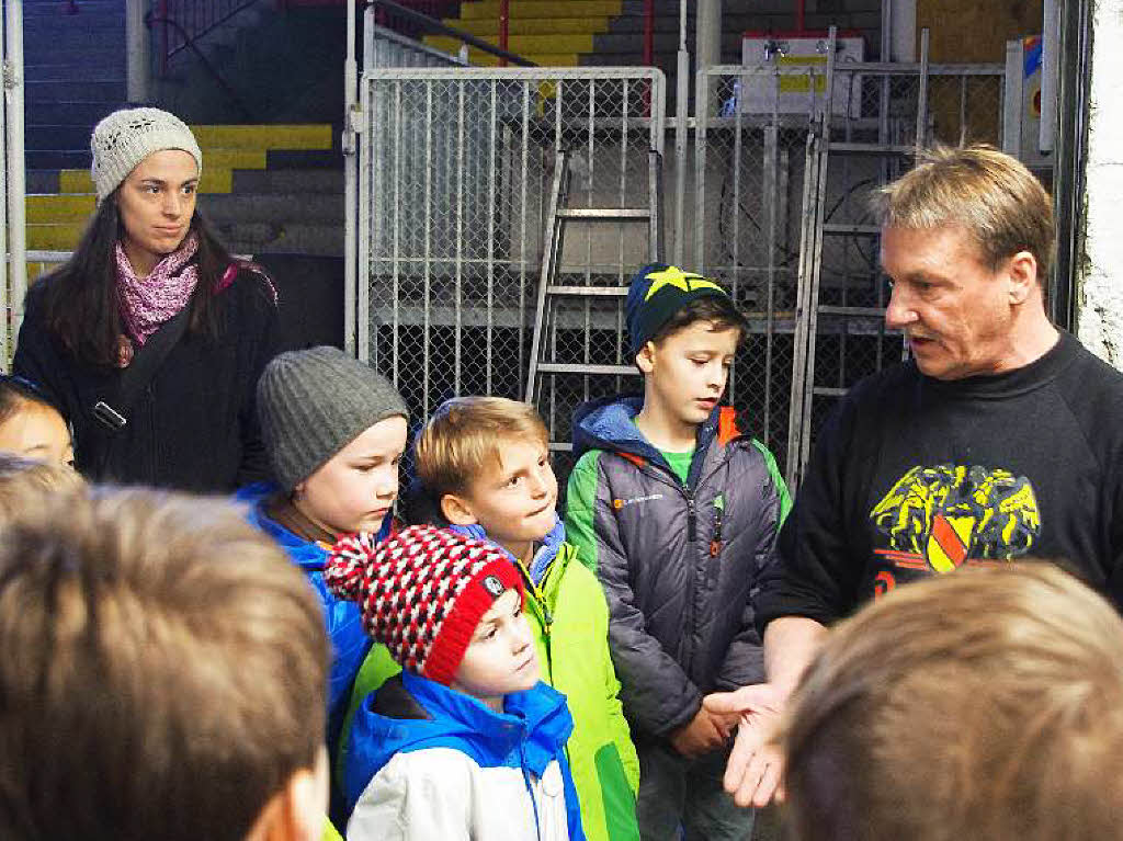 Eismeister Uwe Seu erklrt den Kindern, wie das Eis in die Halle kommt.