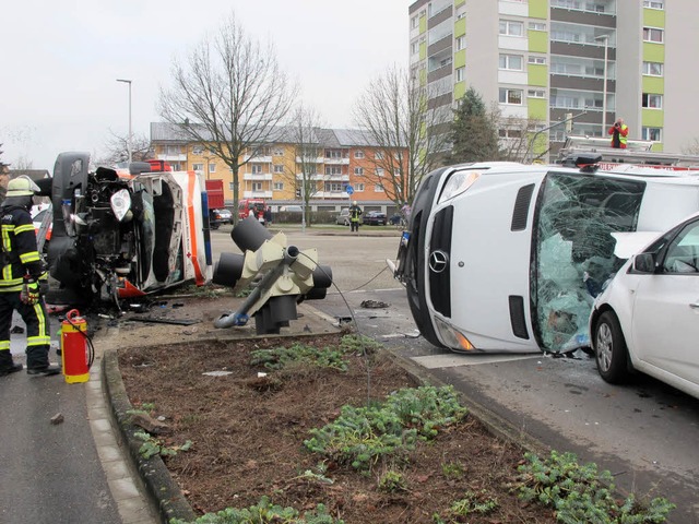 Bei dem Unfall wurde ein Rettungswagen vllig demoliert.  | Foto: mimo