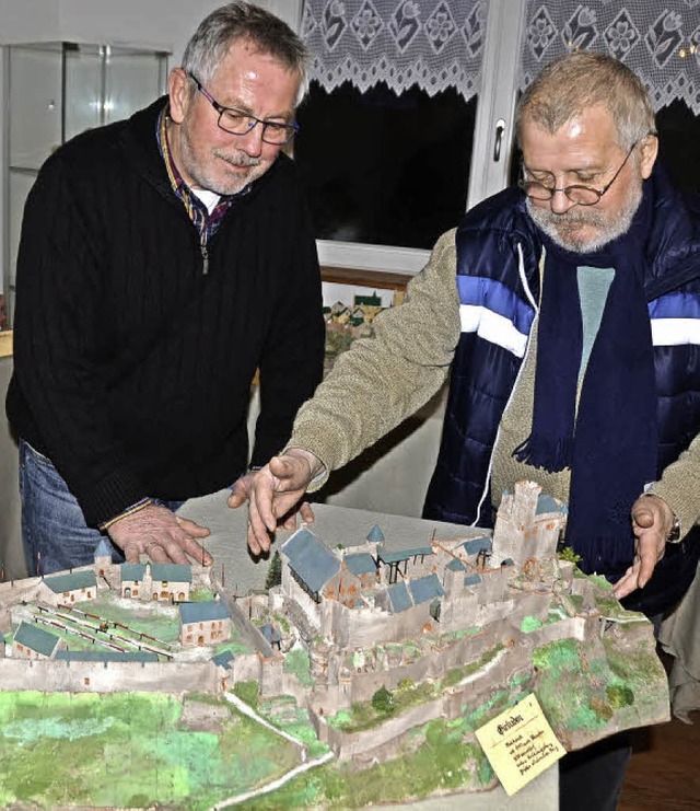 Sasbach. Ignaz Eberenz (rechts) und Le...ich erklren den Besuchern die Burgen.  | Foto: Roland Vitt