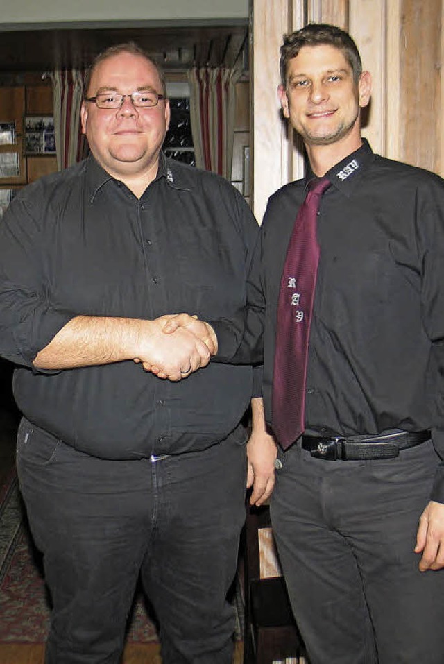 Alexander Plger (l.) ehrte Simon Lang fr 25 Jahre.   | Foto: H. Hassler