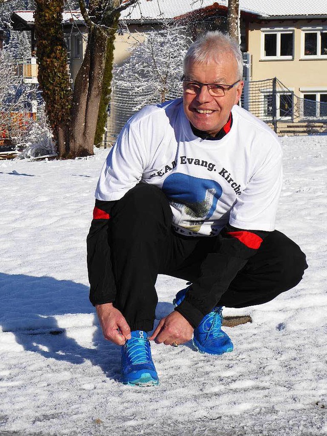 Auf dem Sprung: Rainer von Oppen im Team-T-Shirt  | Foto: Peter Stellmach