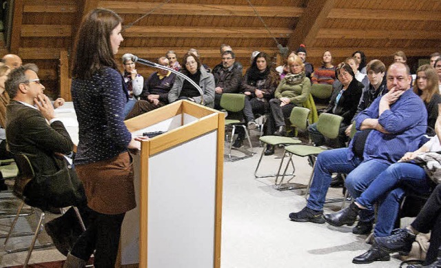 Carolin Mathias erlutert den Teilnehm...n der ehrenamtlichen Flchtlingshilfe.  | Foto: Bernhard Kleine