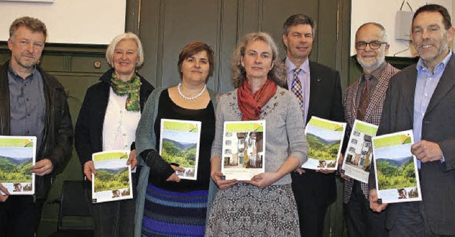 Vertreter der Sdwrts-Kommunen mit de...itzende Tourismus Kleines Wiesental).   | Foto: Marlies Jung-Knoblich