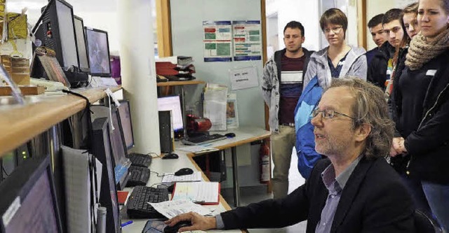 Professor Bernhard Steinhoff erklrt i...n von einem EEG aufgezeichnet werden.   | Foto: Hochschule