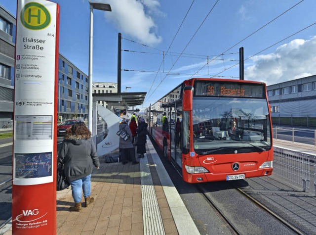 An der Haltestelle &#8222;Elssser Str...ppt es mit den Anschlssen oft nicht.   | Foto: Michael Bamberger