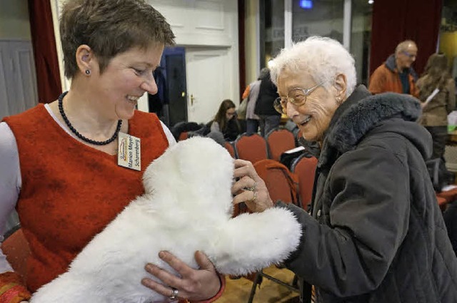 Schmuserobbe &#8222;Paro&#8220; ist der Renner bei Alt und Jung.  | Foto: Julius Steckmeister