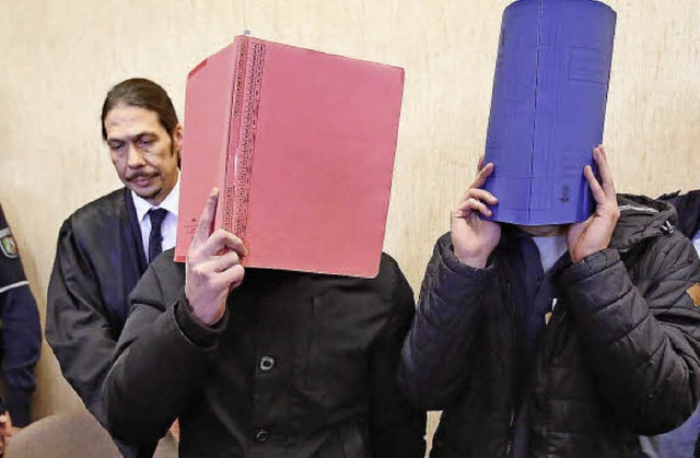 Zwei der  verurteilten Nordafrikaner mit Anwalt Florian Storz   | Foto: DPA