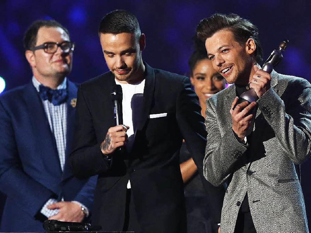 Louis Tomlinson (rechts) und  Laim Payne (mit Mikro) nehmen stellvertretend fr die Band One Direction den Award for das beste britische Video entgegen.