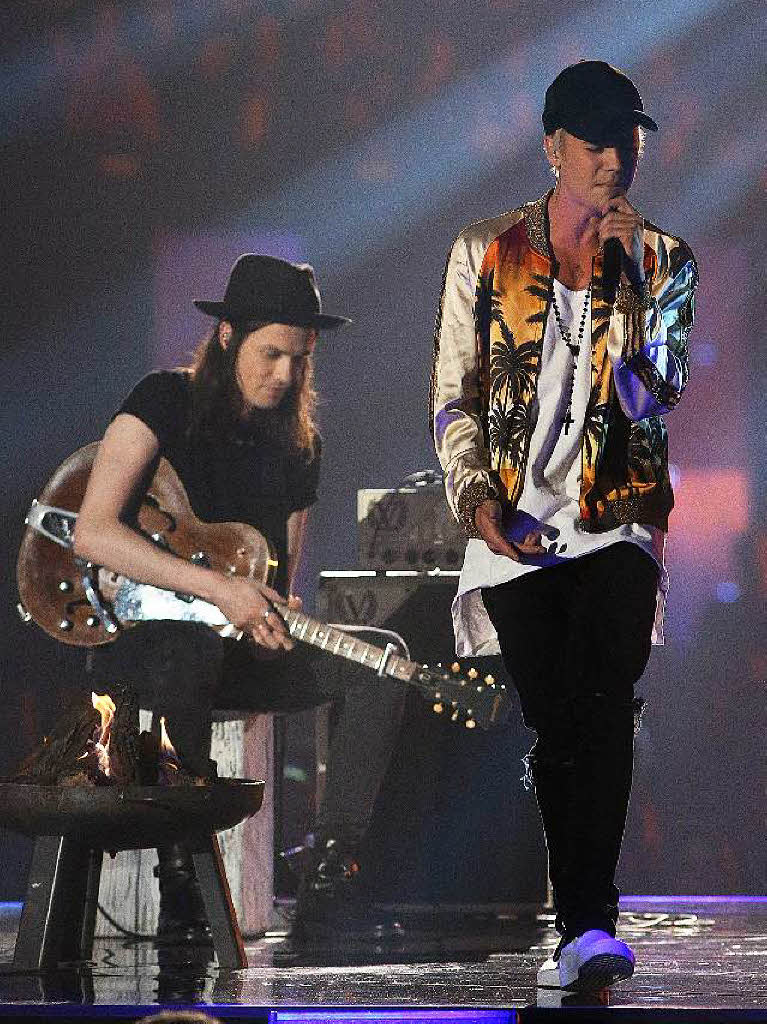 Die Snger James Bay (links) und Justin Bieber treten bei den Brit Awards gemeinsam auf.