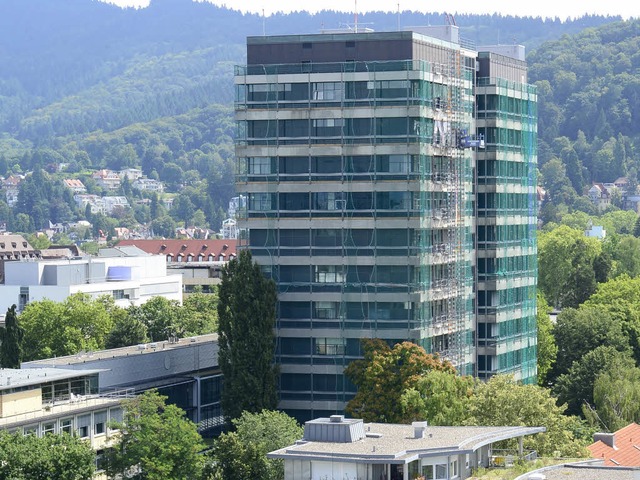 Eingerstet: das Chemiehochhaus der Uni Freiburg im Sommer 2014 (Archivbild).  | Foto: Ingo Schneider