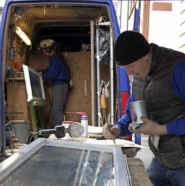 Effektiv und schonend: Bearbeitung der Fenster in der mobilen Werkstatt  | Foto: hf