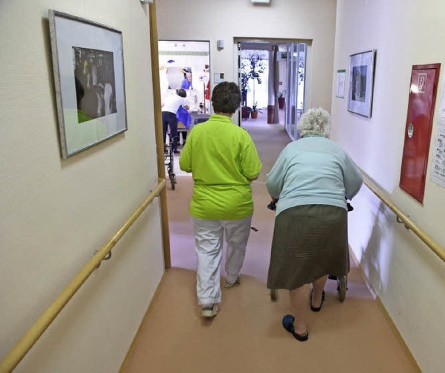 Berufe in der  Altenpflege sind gefragt.   | Foto: Peter Endig/Tobias Kleinschmidt (beide dpa)