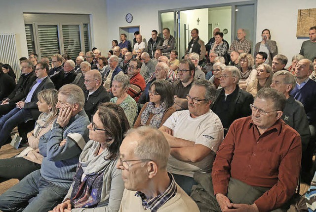 100 Zuhrer verfolgten die hitzige Debatte im Gemeindesaal.   | Foto: S. Decouc-Kone