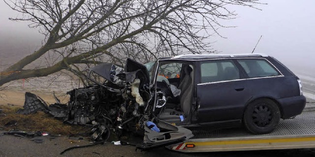 Schwer verletzt wurde bei diesem Unfal...nigschaffhausen der Fahrer des Autos.  | Foto: Polizei