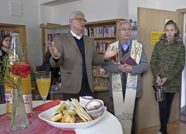 In den neuen Rumen: Bibliotheksleiter...Pfarrer Reinhold Killig und Besucher    | Foto: Doris Schwenninger