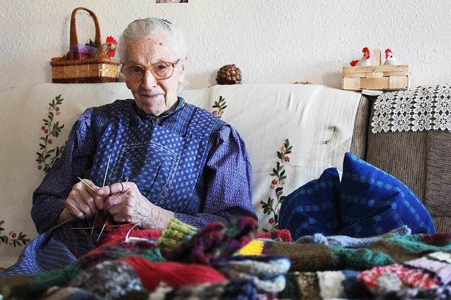 Die Seniorin Maria Wehrle strickt Socken fr Flchtlinge