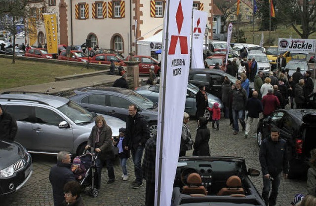 Autos, soweit das Auge reicht, gibt es am Wochenende am Friesenheimer Rathaus.   | Foto: Archivfoto: Karin Kaiser