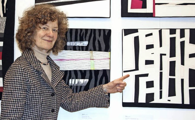 Angelika Werner vor ihren Kunstwerken aus Stoff   | Foto: Frowalt Janzer