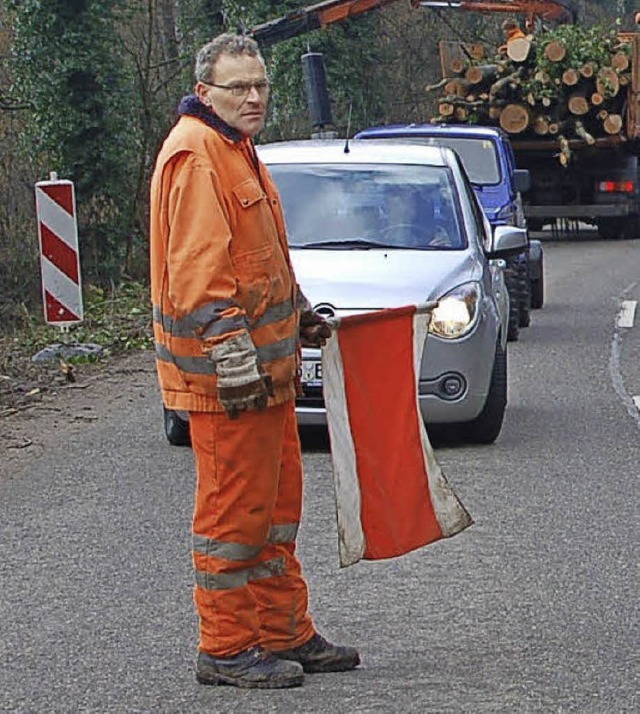 Auf der L 139, kurz vor Eichsel, wird ...kehr zurzeit per Handbetrieb geregelt.  | Foto: Petra Wunderle