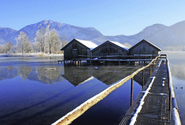 Frostiges Panorama:ein Bootssteg am Kochelsee   | Foto: dpa