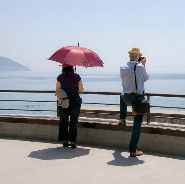 Mit Schirm, Charme und Fotoapparat:  T...er italienischen Region Cinque Terre.   | Foto: Andrea Schiffner