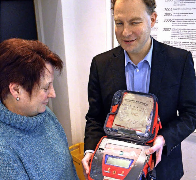 Kollegs-Geschftsfhrer Daniel Poznans...sich mit dem neuen Defibrillator aus.   | Foto: Sebastian Barthmes