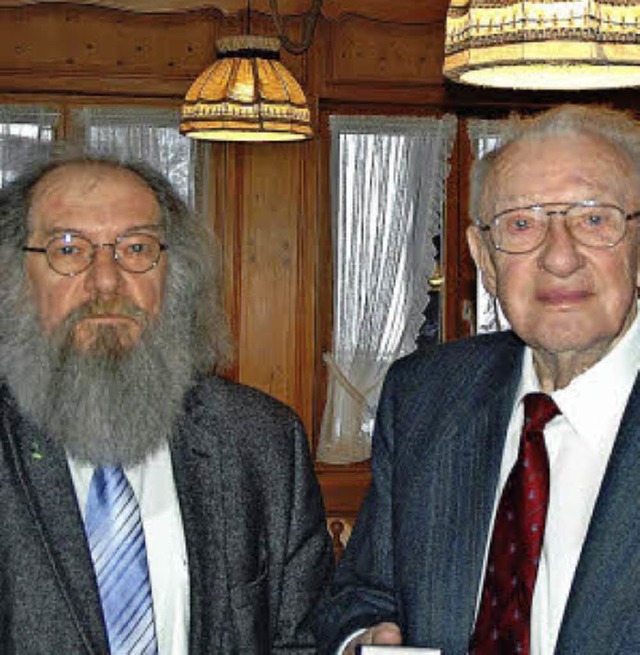 Linus Dietsche (rechts) wurde fr 70-j...erbandsvorsitzende Hans-Dieter Folles.  | Foto: Christiane Sahli