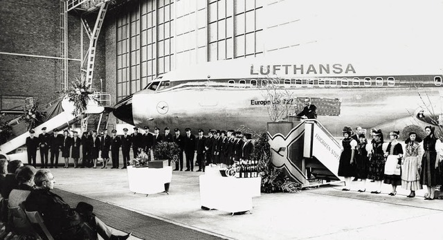 Zur Taufe in Stuttgart aufgehbscht: L...Personal &#8211; und Schwarzwaldmdeln  | Foto: Archiv Lufthansa