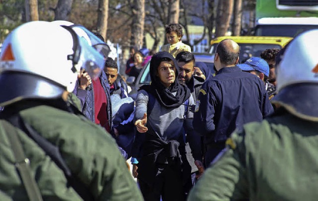 Flchtlinge aus einem Lager bei Thessaloniki wollen zur mazedonischen Grenze.   | Foto: dpa