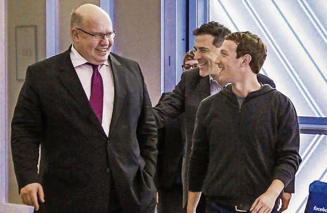 Verstehen sich offenbar prchtig:  Kan...Grnder Mark Zuckerberg (rechts, vorn)  | Foto: dpa