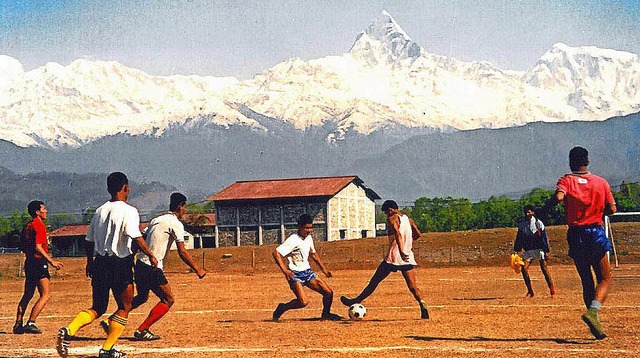 Fuball am Fue der Annapurna  | Foto: privat, dpa