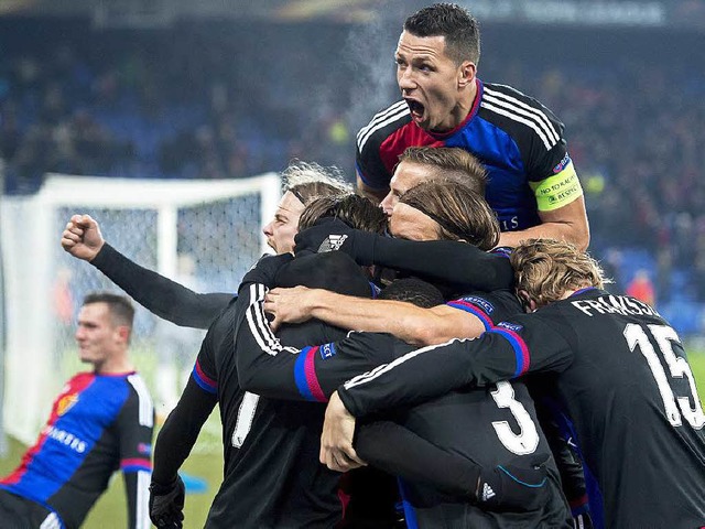 Die Spieler des FC Basel feiern ihren nervenzerreienden Sieg in letzter Minute.  | Foto: dpa