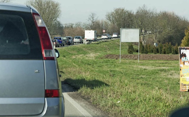 Zu den Hauptverkehrszeiten bilden sich...ntstand am Freitag um die Mittagszeit.  | Foto: Olaf Michel