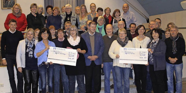 Vertreter der katholischen Seelsorgeei...hten Schecks fr insgesamt 3000 Euro.   | Foto: Stadtverwaltung