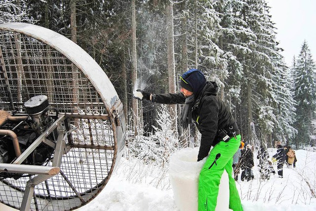 Harte Arbeit am Set: Wenn man den Schneesturm selber machen muss.  | Foto: Evamarie Kurfess